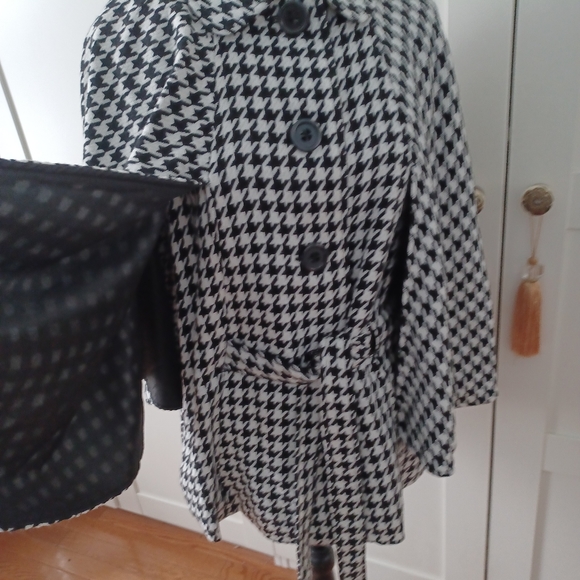 EDEN COURT Cape Coat - Picture 2 of 6